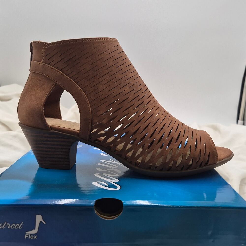 NEW Easy Street Sunrise heeled sandal Peep toe Brown size 8 EXTRA WIDE